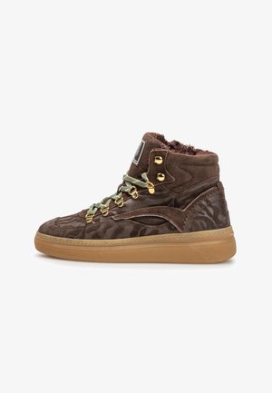 Brauner High-Top-Sneaker aus Wildleder mit goldenen Ösen, grünen Schnürsenkeln, gemusterter Textur, weichem Innenfutter und Gummisohle.