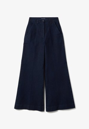 Dunkelblaue, weit geschnittene Jeanshose mit vorderen Taschen, Gürtelschlaufen und Knopfverschluss an der Taille.