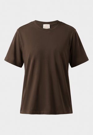 Απλό καφέ κοντομάνικο T-shirt με στρογγυλή λαιμόκοψη και χαλαρή εφαρμογή, παρουσιάζεται σε ουδέτερο φόντο.