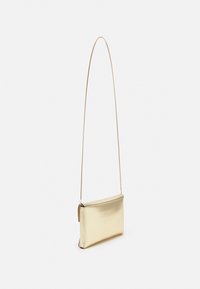Zlatá metalická křížová taška s elegantním obdélníkovým tvarem, hladkým povrchem a dlouhým tenkým popruhem. Minimalistický design bez viditelného hardwaru.