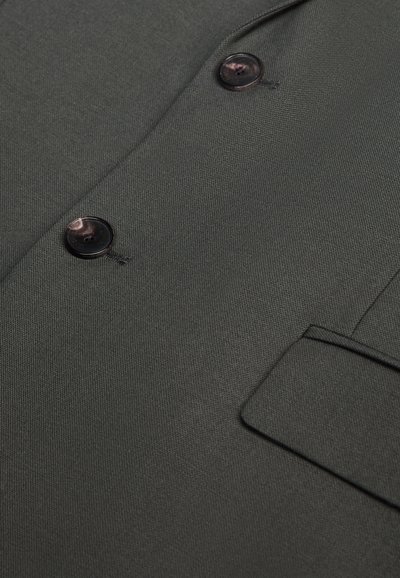 Blazer grigio scuro con tessuto strutturato, dotato di due bottoni neri e una tasca con pattina sul lato sinistro.