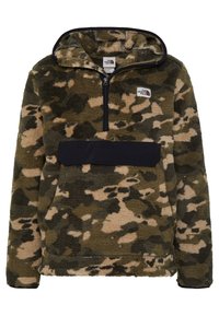 Sudadera de forro polar con un patrón de camuflaje en verde oliva y beige. Cuenta con cuello con media cremallera, un bolsillo en el pecho azul marino y una textura suave.