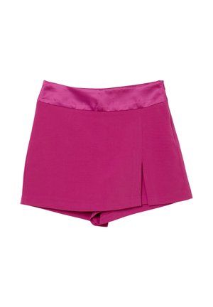 Pantaloni corti fucsia con una vita in raso, caratterizzati da un design frontale plissettato e una texture liscia, adatti per un abbigliamento casual.