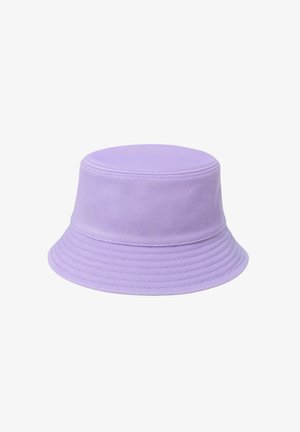 Lawendowy kapelusz typu bucket wykonany z tkaniny o teksturowanym wykończeniu, z zaokrąglonym wierzchołkiem i szerokim, prążkowanym rondem.