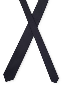 Mornarsko modra kravata z teksturiranim, rebrastim vzorcem, z naklonskim rezom na koncu in preloženim v čezpoloženi X položaj.