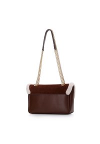 Sac à main en cuir brun avec un rabat en daim brun et des accents blancs. Doté d'une bandoulière en chaîne dorée et d'une forme rectangulaire.