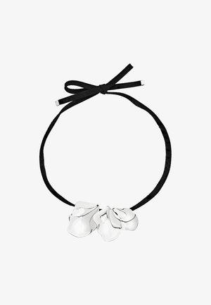 Sølvblomst vedhængs halskæde med glatte, organiske former på et sort satinbånd for justerbar pasform. Accenter inkluderer flad metalhardware.