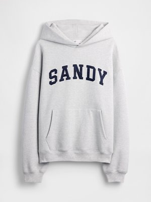 Siv hooded sweatshirt z žepom spredaj, s tekstom "SANDY" v mornarsko modrih žgah čez prsa. Material izgleda mehak z rebrastimi manšetami.