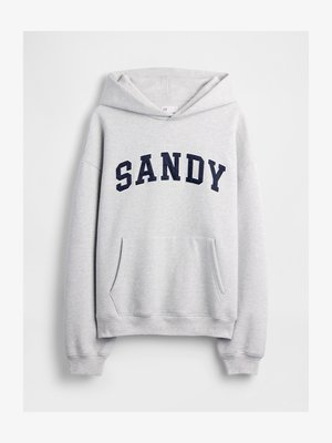Siv hooded sweatshirt z žepom spredaj, s tekstom "SANDY" v mornarsko modrih žgah čez prsa. Material izgleda mehak z rebrastimi manšetami.