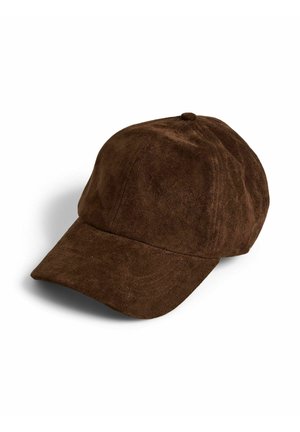 Casquette de baseball en daim marron avec une visière incurvée, un design à six panneaux et un bouton recouvert de tissu sur le dessus, présentée sur fond blanc.