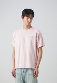 Levi's® VINTAGE FIT GRAPHIC - Nyomott mintás póló - potpourri