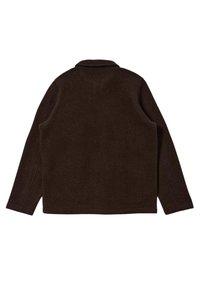 Giacca in pile marrone con colletto, caratterizzata da una texture liscia e un taglio dritto. Nessun motivo visibile o dettagli hardware.