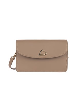 Beige rechthoekige crossbodytas met klepsluiting, goudkleurig logo en verstelbare riem op een witte achtergrond.
