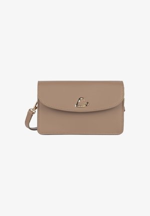 Beige rechthoekige crossbodytas met klepsluiting, goudkleurig logo en verstelbare riem op een witte achtergrond.