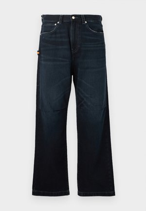 Jeans droit bleu foncé avec un design classique à cinq poches, passants de ceinture et légers détails décolorés à l'avant et aux genoux.