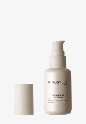 Flacon pompe de couleur crème de Inglot Lab Illuminating Face Serum avec bouchon détaché sur fond blanc.