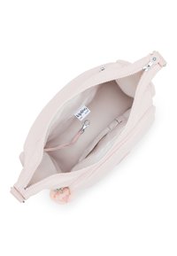 Borsa a tracolla rosa chiaro con chiusura a zip e texture morbida. L'interno presenta una piccola tasca e un moschettone, oltre a un dettaglio pom-pom sulla zip.