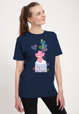 T-shirt bleu marine avec un graphique de ours rose tenant des ballons, des nuages, et le texte "CARE BEARS FOREVER" en lettres colorées et en gras.