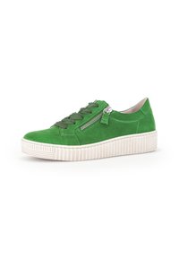 Groene suède sneaker met een gestructureerde witte rubberen zool, voorzien van vetersluiting aan de voorkant, een zijrits en een afgeronde neus.