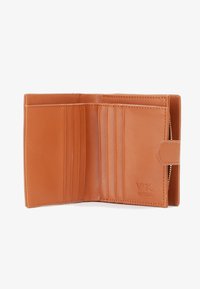 Portafoglio in pelle cuoio con più scomparti per carte, texture liscia e chiusura a scatto. Presenta dettagli del logo impressi sul lato destro.