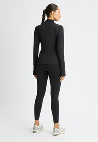 Röhnisch LEGACY FULL ZIP - Chaqueta de entrenamiento - black