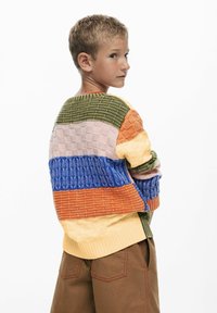 Maglione multicolore con motivi testurizzati in verde, rosa, blu, arancione e giallo; polsini e orlo a coste; vestibilità ampia.