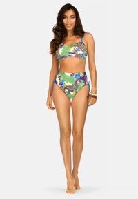 Zestaw bikini z zieloną górą w kwiatowy wzór i wysokim stanem dolnym z niebieskimi akcentami oraz regulowanymi wiązaniami po bokach. Gładka faktura materiału.