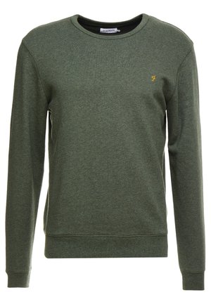 Olivgrüner Pullover mit langen Ärmeln und Rundhalsausschnitt, mit gerippten Bündchen und Saum, kleines gelbes besticktes "F"-Logo auf der linken Brust.