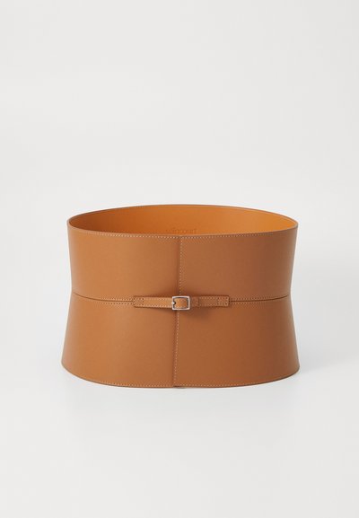Ceinture en cuir marron avec un design large et structuré. Présente une petite boucle en argent et des coutures le long du bord, créant une finition sans couture.