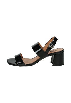 Sandalo in pelle verniciata nera con due cinturini, fibbia alla caviglia e tacco a blocco di media altezza.