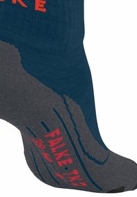 Donkerblauwe en grijze enkelsok met geribbelde textuur, rood logo en patroon op de zool voor grip. Bevat een kenmerkende voetvormomtrek.