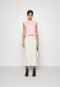 Tommy Jeans SLIM RUCHE SCRIPT TEE - Camiseta básica - ballet pink