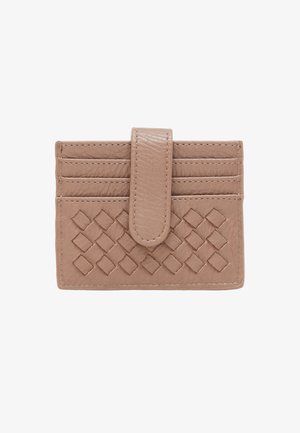 Bruine leren kaartenhouder met een geweven patroon, drie kaartsleuven en een bovenflap voor sluiting. Glad textuur en rechthoekige vorm.
