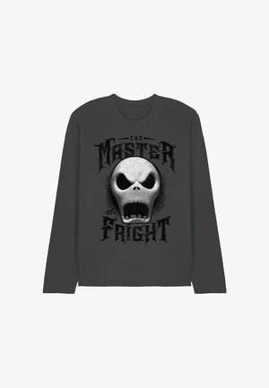 Graues Langarmshirt mit einem zentralen Schädelmotiv in strukturierter Optik und dem Text "DER MEISTER DES SCHRECKENS" in Schwarz.