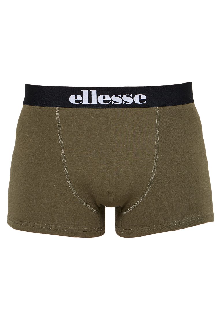 Męskie bokserki w oliwkowym zielonym kolorze, wykonane z miękkiego materiału, z czarnym elastycznym paskiem w talii z logo "ellesse" w białym kolorze i kontrastującym szwem.