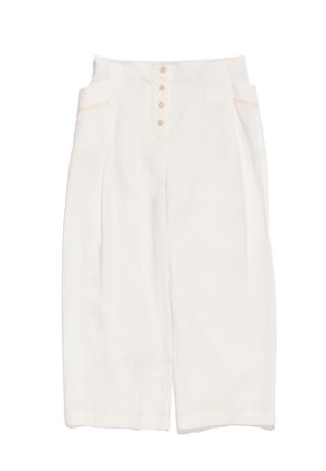 Weisse Leinen-Cropped-Hosen mit hoher Taille, fünf-Knopf-Verschluss und zwei Vordertaschen. Sie verfügen über sichtbare Nähte und ein weites Hosenbein-Design.