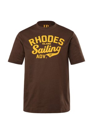 Hnědé bavlněné tričko s výrazným žlutým potiskem, který říká "RHODES ISLAND Sailing ADV." Klasický kulatý výstřih a krátké rukávy.