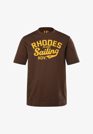 Hnědé bavlněné tričko s výrazným žlutým potiskem, který říká "RHODES ISLAND Sailing ADV." Klasický kulatý výstřih a krátké rukávy.