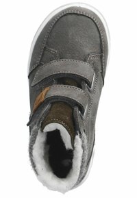 Grå lædersko med velcroremme, hvid sål, blødt uldfor og brune ruskindsdetaljer ved hælen. Rundt tådesign.