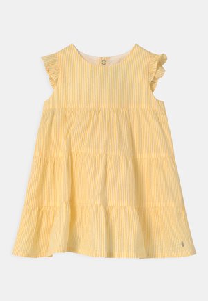 Gelb-weiß vertikal gestreiftes ärmelloses Kleid mit gerafften Kappärmeln und mehrstufigem Rock für ein Kind.