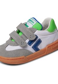 Sneaker multicolore con tomaia in suede grigio e rete bianca, dettagli blu, verdi e suola in gomma. Presenta due cinturini in velcro.