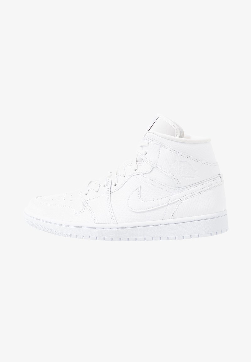 Bílé vysoké tenisky vyrobené z texturované kůže, s logem Nike na boku, kulatou špičkou a plochou gumovou podrážkou.