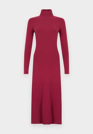 Vīna sarkana ribota trikotāžas kleita ar garām piedurknēm, augstu apkakli, piegulošu siluetu un taisnu apakšmalu. Vienmērīga tekstūra visā.