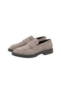 Grijze suède instappers met een gestikt ontwerp en een slip-on stijl, voorzien van een vlakke zwarte rubberen zool en een klein reliëflogo aan de zijkant.