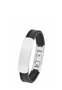 Bracciale in pelle nera testurizzata con una piastra rettangolare liscia in metallo argento e chiusura a maglie argentate.