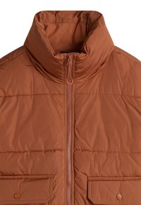 Veste matelassée marron avec un col haut, fermeture éclair à l'avant et deux poches poitrine. Fabriquée en matériau synthétique lisse avec un design matelassé.