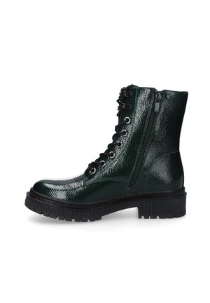 Grüne Patelleder-Stiefeletten mit strukturiertem Finish, Schnürverschluss vorne, seitlichem Reißverschluss und einer robusten schwarzen Gummisohle.