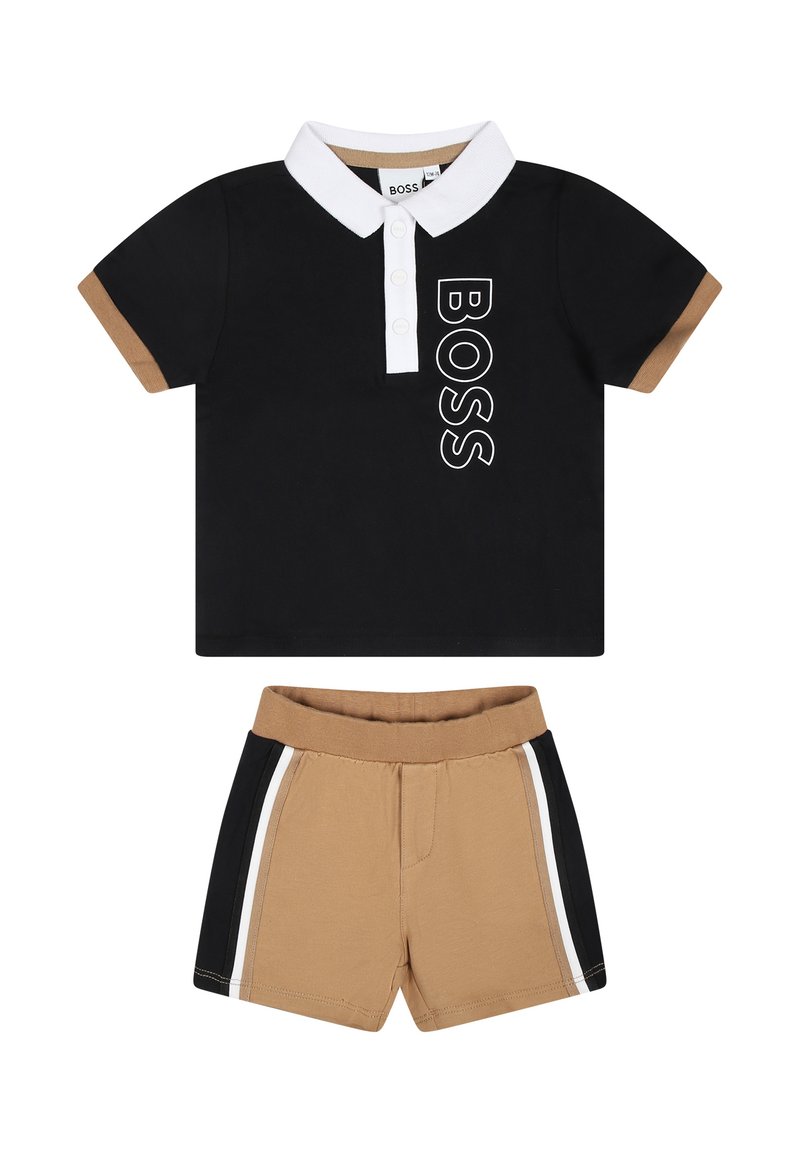 Polo noir avec un col blanc et le logo "BOSS", associé à un short beige avec des rayures latérales noires et blanches. Matière en coton.