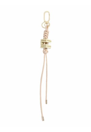 Sleutelhanger met beige gevlochten bandje, gouden studs die de letter E vormen en een gouden metalen sluiting bovenaan voor bevestiging.