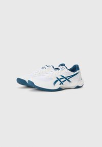 Baskets de sport blanches avec accents bleus, dotées d'un dessus en mesh texturé, d'une semelle rembourrée et d'un design épuré pour un soutien léger.